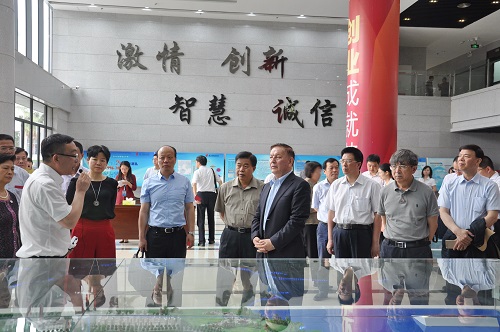 全国人大常委会副委员长艾力更依明巴海到创新创业园调研